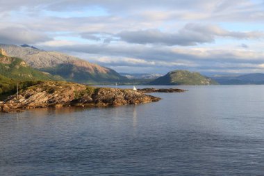 Norveç 'teki Nordland manzarası. Bindalsfjorden Fiord Gün batımı Işık Manzarası.