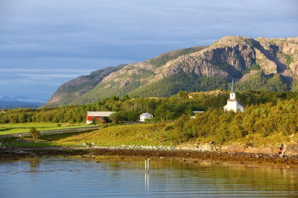 Gmina Bindal Norwegii Krajobraz Wiejski Wiejskim Kościołem — Zdjęcie stockowe