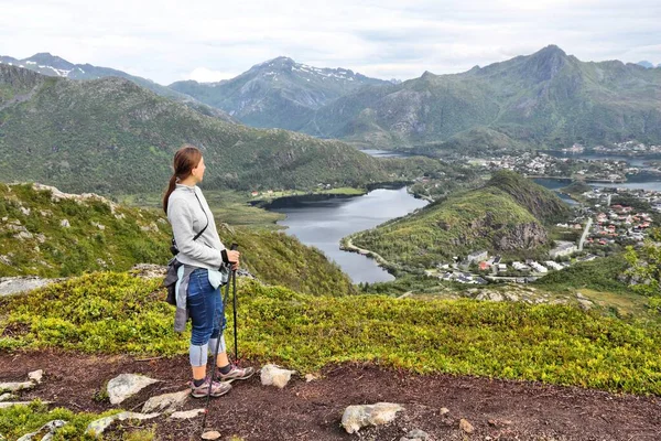 Hiking Tourist Lofoten Archipelago Arctic Norway Tjeldbergtinden Hiking Trail Active — Stock Photo, Image