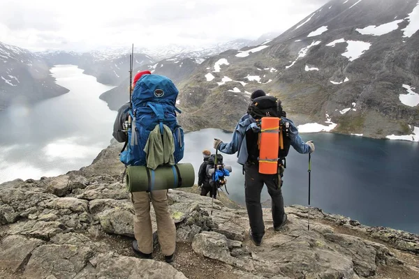 Jotunheimen Noruega Agosto 2015 Gente Recorre Sendero Besseggen Parque Nacional —  Fotos de Stock