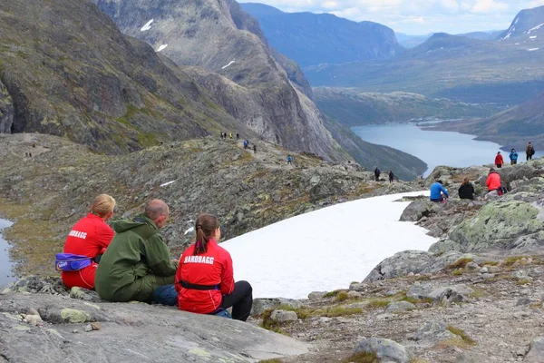 Jotunheimen Noruega Agosto 2015 Gente Recorre Sendero Besseggen Parque Nacional — Foto de Stock