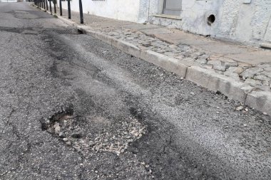 Portekiz, Albufeira 'da yerel caddenin hasarlı yüzeyi. Yol bakımı kavramı.