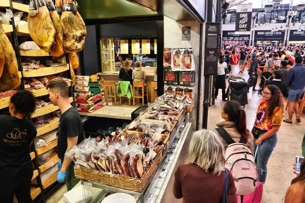 Лисбон Португаль Июня 2018 Года Люди Посещают Традиционный Мясной Магазин — стоковое фото