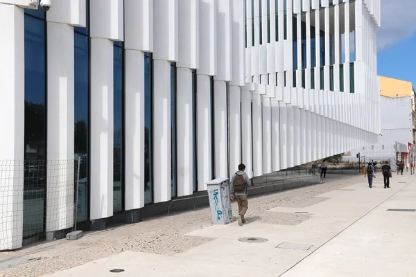 Lisbon Portugalsko Června 2018 Lidé Procházejí Kolem Administrativní Budovy Sídla — Stock fotografie