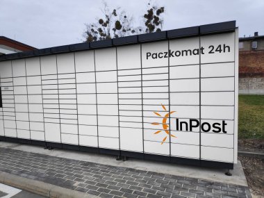 BYTOM, POLAND - 21 ARALIK 2019: paketli Paczkomat, Polonya. Paczkomat makineleri Polonya 'daki Inpost şirketi tarafından popülerleştirildi..