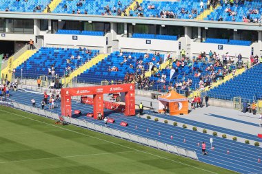 KATOWICE, POLAND - 1 Ekim 2017: Koşucular Polonya 'nın Katowice kentindeki Silezya Stadyumu' nda PKO Silezya Maratonu 'nu tamamladılar. Maratona 34 ülkeden 2 bin 500 katılımcı katıldı.
