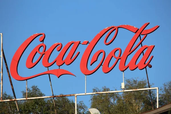 Katowice Polônia October 2017 Vintage Rusting Coca Cola Publicidade Sinal — Fotografia de Stock