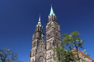 Almanya 'nın simgeleri. St. Lawrence Kilisesi (Lorenzkirche) - Almanya 'nın Nuremberg şehrinin gotik simgesi.
