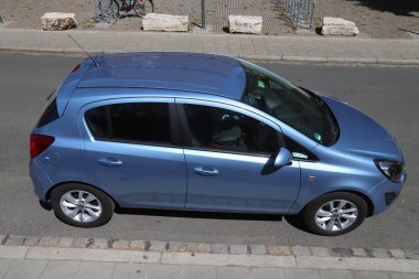 NUREMBERG, ALMANY - 7 Mayıs 2018: Opel Corsa ekonomi otomobili Almanya 'da park halinde. Almanya 'da kayıtlı 45.8 milyon araç bulunmaktadır (2017 itibariyle).).