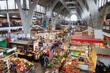WROCLAW, POLAND - 11 Mayıs 2018: Müşteriler Polonya 'daki Wroclaw Pazar Salonu' nu (Hala Targowa) ziyaret ettiler. Kapalı pazar yeri 1908 'den beri var..