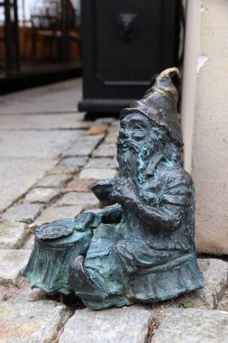 Wroclaw, POLAND - 11 Mayıs 2018: Wroclaw, Polonya 'da cüce veya cüce küçük heykeli. Wroclaw 'ın şehirde 350 cüce heykeli var..
