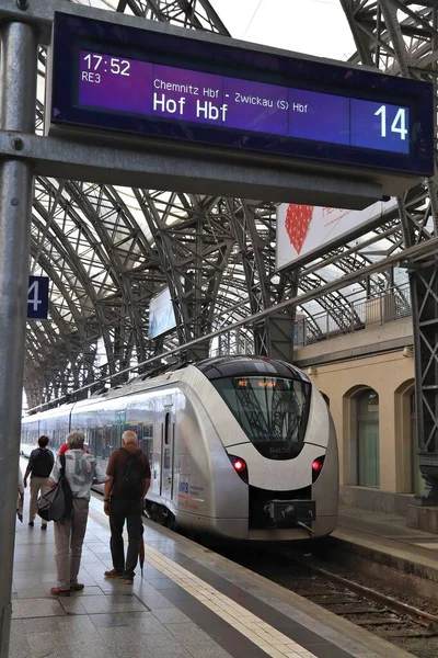 Dresden Alemanha Maio 2018 Pessoas Esperam Por Trem Estação Dresden — Fotografia de Stock