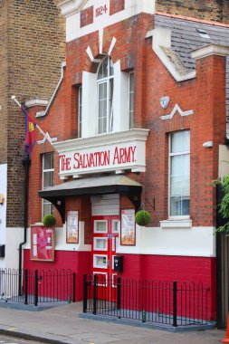 Londra, İngiltere - 13 Temmuz 2019: Londra 'daki Kurtuluş Ordusu kilise ofisi. Kurtuluş Ordusu Protestan bir Hıristiyan kilisesi ve küresel bir yardım kuruluşudur..