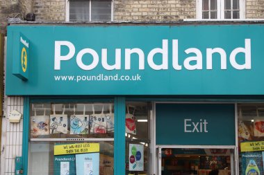 Londra, İngiltere - 13 Temmuz 2019: Londra, İngiltere 'deki Poundland indirim mağazası. Poundland, 450 şubesi olan bir İngiliz mağaza zinciri..