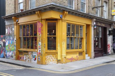 13 Temmuz 2019 'da Londra' nın doğusundaki Cheshire Caddesi boyunca alışveriş yapıyor. Londra 'nın Tower Hamlet ilçesinde lüks bir alışveriş merkezidir..