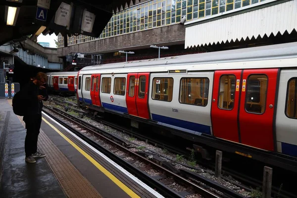 Londen Juli 2019 Passagiers Wachten Het Metrostation Londen London Underground — Stockfoto