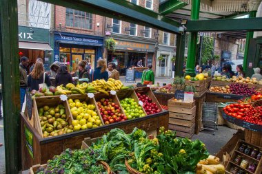 LONDON, İngiltere - 22 Nisan 2016: İnsanlar Southwark, Londra 'daki Borough Market' ten alışveriş yapıyor. Avrupa 'nın en eski pazarlarından biridir. 1.000 'inci doğum günü 2014' teydi..