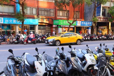 Taipei, Tayvan - 5 Aralık 2018 Taipei, Tayvan 'ın Xinyi ilçesine scooter parkı. Taipei, Tayvan 'ın en büyük şehri olup, nüfusu 8.5 milyondur..