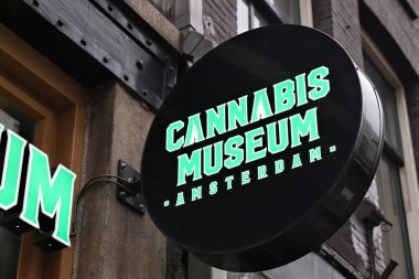 AMSTERDAM, NETHERLANDS - 6 ARALIK 2018: Amsterdam 'daki Kenevir Müzesi. Hollanda, marihuana gibi eğlence amaçlı uyuşturucu kullanımına yönelik gevşek yasalarıyla tanınmaktadır..