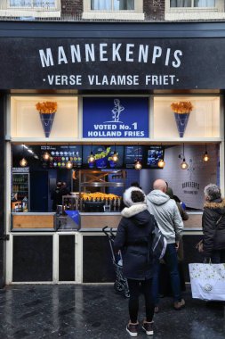 AMSTERDAM, NETHERLANDS - 6 Aralık 2018: insanlar Amsterdam 'da Belçika kızartması almak için bekliyorlar. Patates cipsi tipik yerel sokak yemekleridir..
