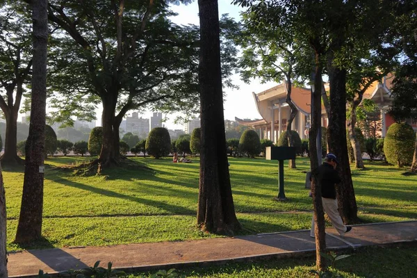 台湾台北的一个城市公园和孙中山纪念馆日落 — 图库照片