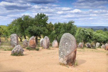 Avrupa 'daki Neolitik bölge. Portekiz 'de Almendres Cromlech megalith taşları.