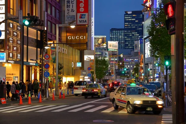 Tokyo Japão Novembro 2016 Carros Dirigem Sob Luzes Néon Distrito — Fotografia de Stock