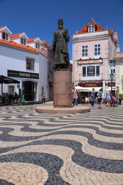 CASCAIS, PORTUGAL - 21 Mayıs 2018: Turistler Cascais şehir merkezini ziyaret etti. Portekiz 'in 2017 yılında 12,7 milyon yabancı ziyaretçisi oldu..
