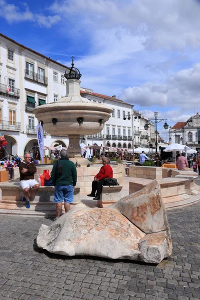 Evora Portugalia Czerwiec 2018 Ludzie Odwiedzają Giraldo Square Praca Giraldo — Zdjęcie stockowe
