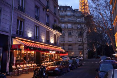 Paris, Fransa - 10 Aralık 2019: 7. Paris Arrondissement, Fransa 'daki tipik yerel restoran. Paris, 12,5 milyon nüfusuyla Fransa 'nın en büyük şehridir..