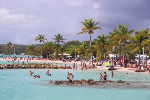 瓜德罗普 2019年12月8日 人们在瓜德罗普岛的圣安度过海滩度假 瓜德罗普岛每年有650 000名游客 — 图库照片