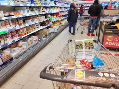 BYTOM, POLAND - 11 Mart 2020: İnsanlar Polonya 'nın Bytom kentindeki Lidl süpermarketini ziyaret ediyor. Lidl, Polonya 'da 630' dan fazla konumuyla 29 Avrupa ülkesinde mevcuttur..