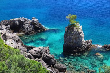 Yunanistan 'ın Korfu adasındaki Paleokastritsa manzarası. Yazın İyon Denizi kıyısında.