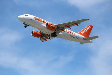 CORFU, GREECE - 5 Haziran 2016: EasyJet Airbus A319 Yunanistan 'ın Corfu Uluslararası Havaalanı' ndan havalandı. 2014 yılında 65 milyon yolcu taşıyan Easy Jet, Avrupa 'nın en büyük ikinci havayolu şirketidir..