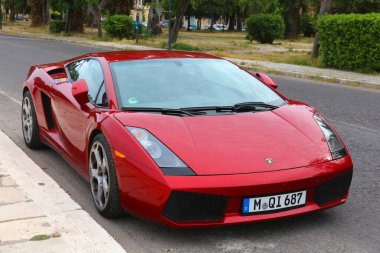 CORFU, GREECE - 5 Haziran 2016: Yunanistan 'ın Corfu Town kentinde park edilmiş Lamborghini Gallardo spor otomobili. Araba kısmen Luc Donckerwolke tarafından tasarlandı..