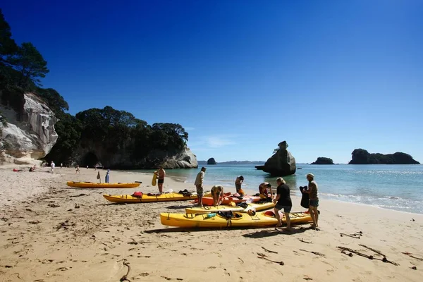 Coromandel New Zealand March 2008 Sea Kayakers Visit Cathedral Cove — Stockfoto