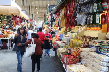 SAO PAULO, BRAZIL - 6 Ekim 2014: İnsanlar Sao Paulo 'daki belediye pazarını ziyaret ediyor. Piyasa 1933 yılında açıldı ve şu anda 290 tezgahında günde yaklaşık 350 ton gıda satıyor..