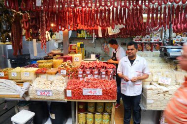 SAO PAULO, BRAZIL - 6 Ekim 2014: İnsanlar Sao Paulo 'daki belediye pazarını ziyaret ediyor. Piyasa 1933 yılında açıldı ve şu anda 290 tezgahında günde yaklaşık 350 ton gıda satıyor..