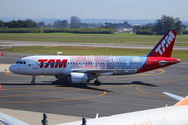 Curitiba Brazil 2014年10月9日 Tam航空会社エアバスA320がブラジルのCuritiba空港に到着 2013年 Tam航空は国内線で3200万人の乗客を運んだ — ストック写真