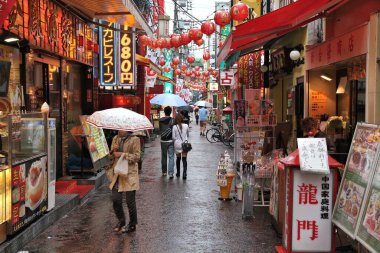 YOKOHAMA, JAPONYA - 10 Mayıs 2012: İnsanlar Yokohama, Japonya 'daki Çin Mahallesi' ni ziyaret ediyor. Yokohama 'nın Çin Mahallesi Japonya' nın en büyük ve popüler turizm merkezidir..