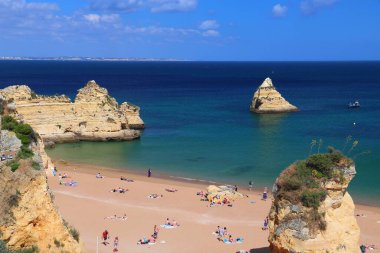 Algarve bölgesindeki Portekiz manzarası. Portekiz 'in Atlantik kıyısında. Praia Dona Ana Kumsal.