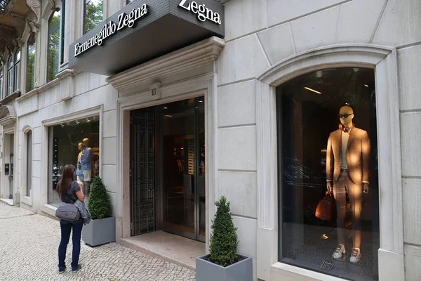 Lisbon Portugal Juni 2018 Shoppers Bezoeken Modewinkel Ermenegildo Zegna Aan — Stockfoto