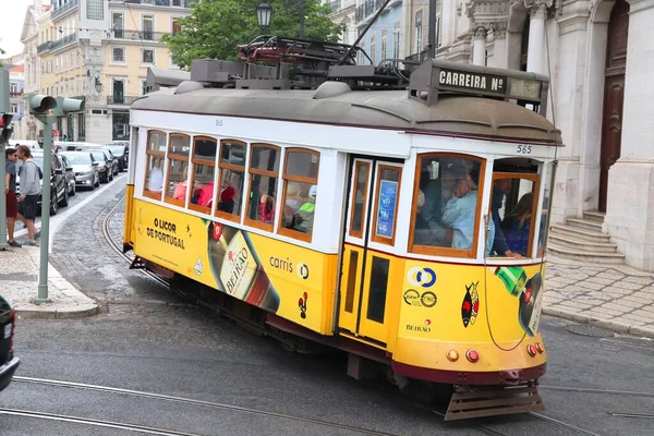 Lisbona Portogallo Giugno 2018 Gente Prende Tram Giallo Nel Distretto — Foto Stock