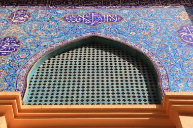 Dubai simgesi. Bur Dubai bölgesindeki Hareb Bin Hareb Camii, Birleşik Arap Emirlikleri. Orta Doğu mimarisi.