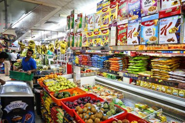 Dubai, BAE - 9 Aralık 2017 Dubai 'de süpermarket rafları. Dubai 'de yıllık perakende satışlar 43,5 milyar ABD Doları (2015).