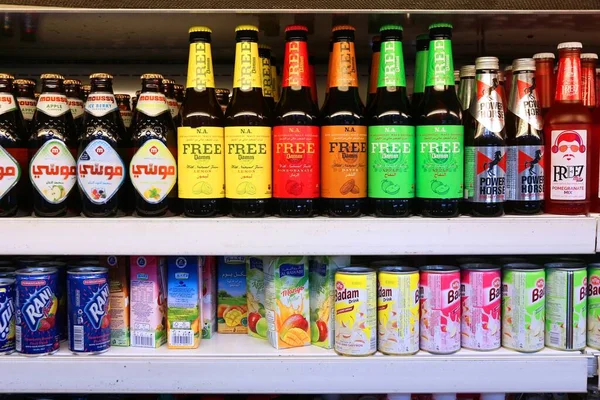 ドバイ アラブ首長国連邦 2017年12月9日 ドバイのスーパーマーケットの棚にあるノンアルコール飲料 ドバイの年間小売売上高は435億ドル 2015年 — ストック写真