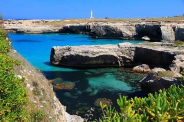 İtalya 'daki Salento sahili manzarası. Apulia bölgesinde Roca Vecchia.