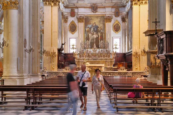 Lecce Italy Ιουνιου 2017 Άνθρωποι Επισκέπτονται Τον Καθεδρικό Ναό Στο — Φωτογραφία Αρχείου