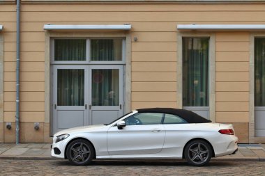 Dresden, Almanya - 10 Mayıs 2018: Mercedes-Benz Cla Cabrio alt kompakt yönetici arabası Almanya 'da park edildi. Almanya 'da kayıtlı 45.8 milyon araç bulunmaktadır (2017 itibariyle).).
