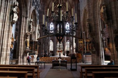 NUREMBERG, GERMANY - 8 Mayıs 2018: Nuremberg 'deki St. Lorenz Kirche (Saint Lawrence Kilisesi) İçişleri. Gotik yapı Bavyera 'daki Evanjelik Luteryan Kilisesi' ne ait..